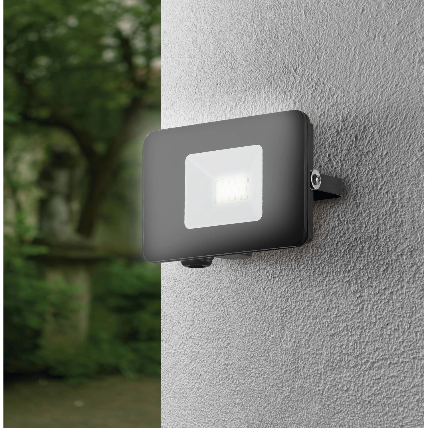 Schwarzer Eglo LED-Außenstrahler Faedo 3, 13,5x17,5 cm, an einer Wand montiert.