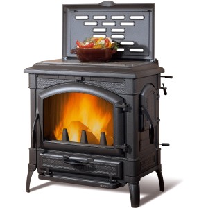 La Nordica Isotta Kaminofen aus Gusseisen, schwarz, mit brennendem Holz und Kochtopf.