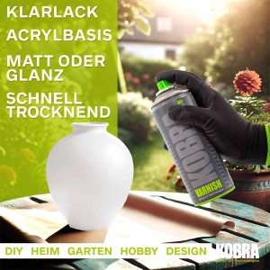 Kobra DIY Klarlack Spray, 400ml, transparent matt. Anwendung mit Farbspraydose auf Vase im Garten.