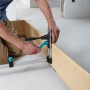 Wolfcraft Türfutter-Montageset Pro im Einsatz: Mann fixiert Türrahmen mit Spannwerkzeug.