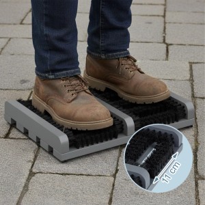 Grauer Relaxdays Schuhabstreifer aus Holz mit Bürsten und rutschfester Unterseite. Schuhe auf dem Abstreifer.