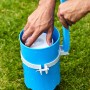 Summer Fun Skimmy 2 Einhängefilteranlage, blau, mit Hand beim Einsetzen der Filterkartusche.