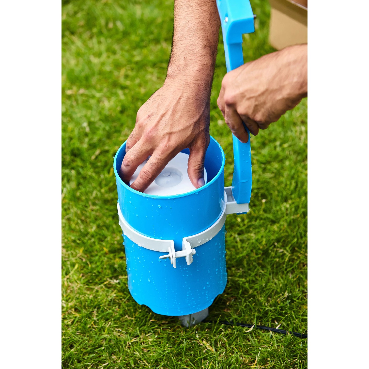 Summer Fun Skimmy 2 Einhängefilteranlage, blau, mit Hand beim Einsetzen der Filterkartusche.