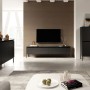 Modernes schwarzes Bemmi Möbelset im Wohnzimmer: Sideboard, TV-Board, Hochschrank mit schlanken Stahlfüßen.