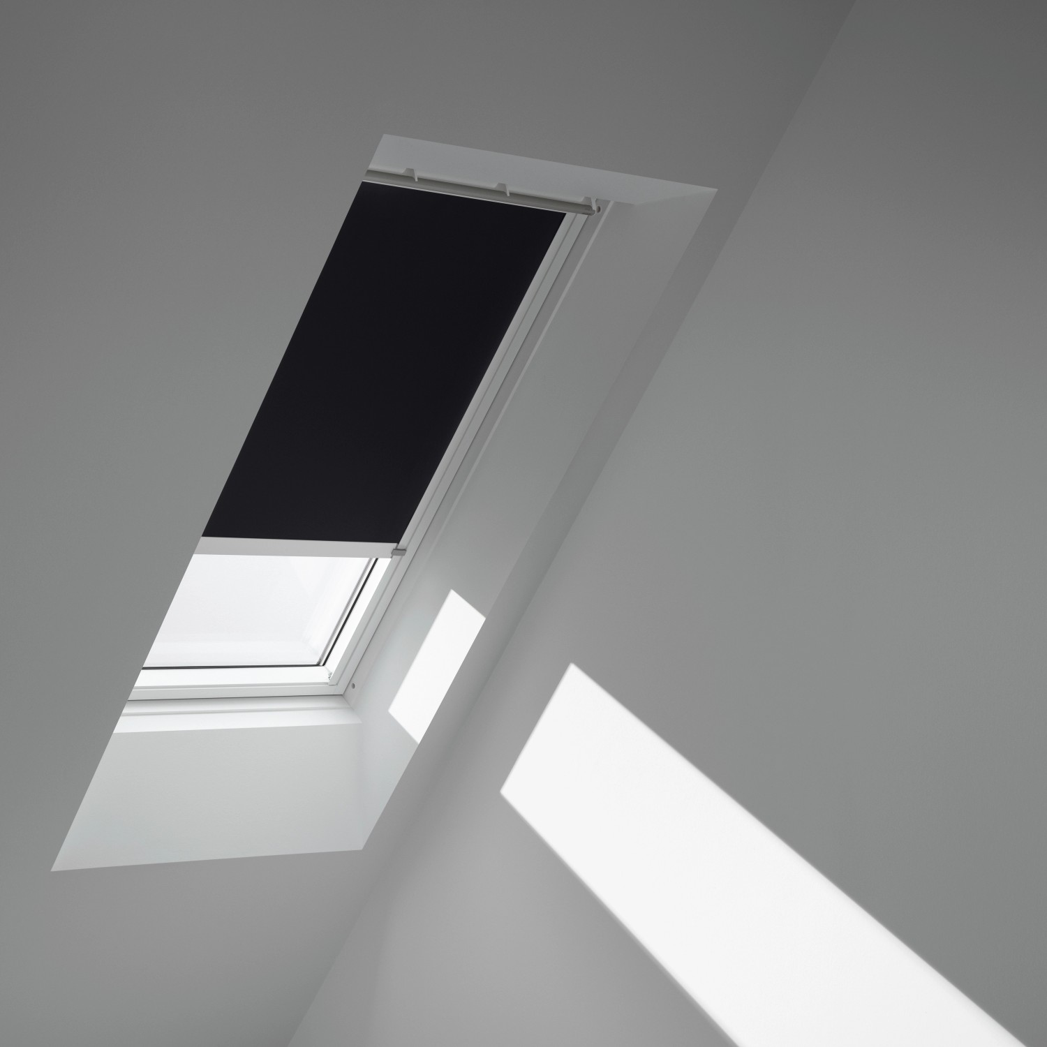 Velux Verdunkelungsrollo DML C02, schwarz-weiß, am Dachfenster montiert.