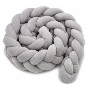 Graue, geflochtene Bettschlange aus Polyester, weich und aufgerollt. Ideal als Bettumrandung oder Zugluftstopper.
