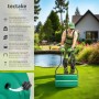 Grüne Tectake Rasenwalze (60 cm) im Einsatz im Garten.