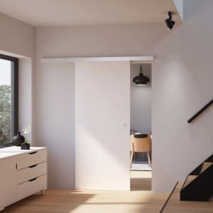 Weiße inova Holzschiebetür, teilweise geöffnet, in modernem Wohnraum. Komplettset mit Griffmuschel & Softclose.