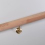 Runder Handlauf aus naturbelassenem Buchenholz, Ø 52 mm, mit Messingkappe und Wandhalterung für den Innenbereich.