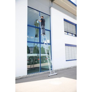 Alu-Sprossenleiter mit Traverse, 5 Sprossen, für Glasreinigung im Einsatz vor Fenster