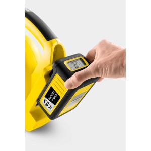 Kärcher Akku im Laubbläser LBL 4: 36V Battery Power Akku wird eingesetzt.