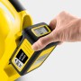 Kärcher Akku im Laubbläser LBL 4: 36V Battery Power Akku wird eingesetzt.
