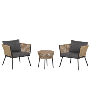 Hellbraunes Beliani Bistro Set GARGANO mit zwei Rattansesseln und kleinem Tisch für Terrasse und Garten.