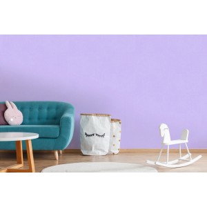 Kinderzimmer mit lila Vliestapete Uni, Sofa, Spielzeug und Deko.