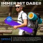 Mann mit lila 24Move Campingstuhl in Tragetasche. Faltbarer Klappstuhl für Outdoor & Camping.