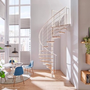 Weiße Intercon Select Wendeltreppe mit 13 Buchenholzstufen in modernem Wohnraum. 140 cm Durchmesser, platzsparend.