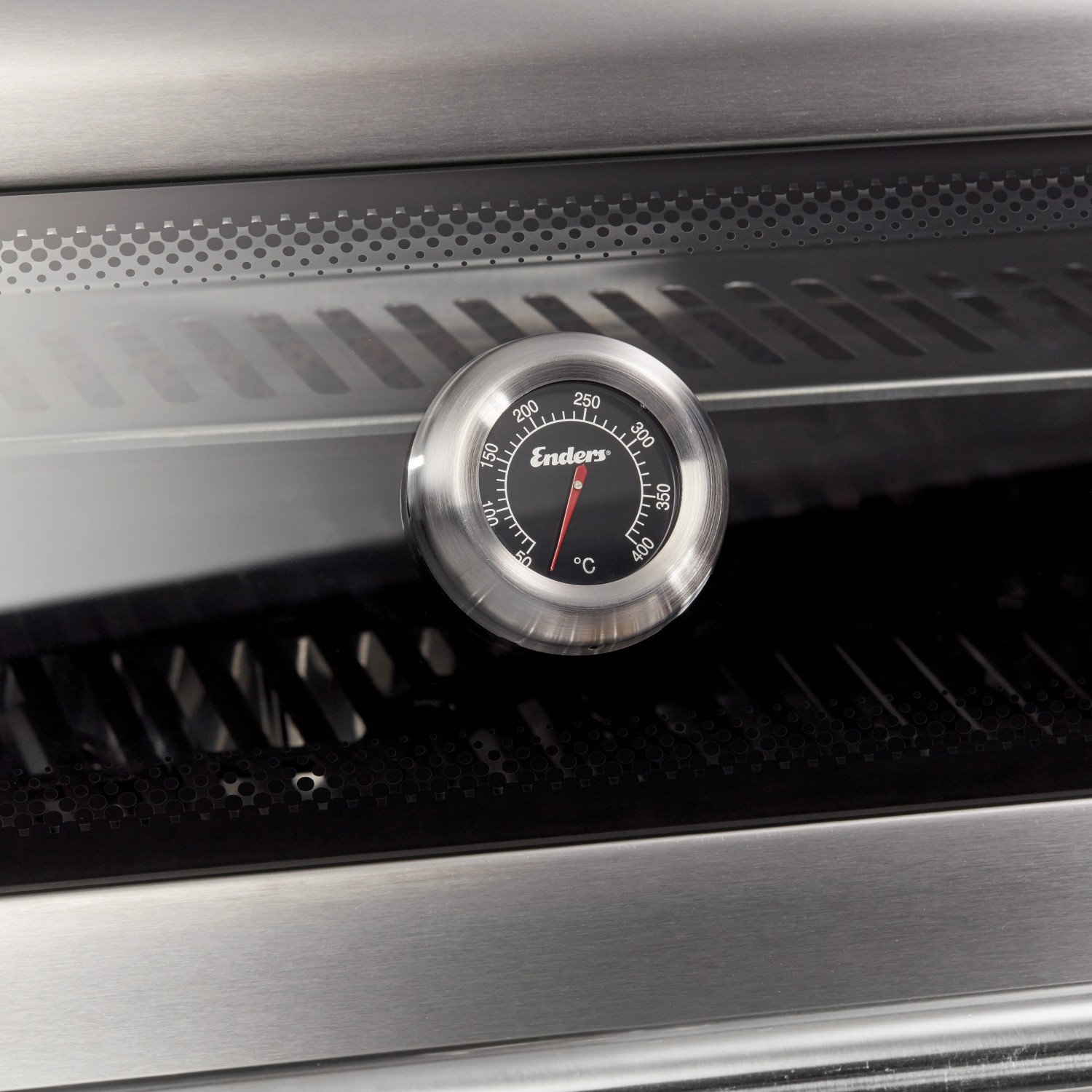 Detailaufnahme: Enders Gasgrill Monroe Pro 4 SIK Turbo mit Temperaturanzeige im Deckel.