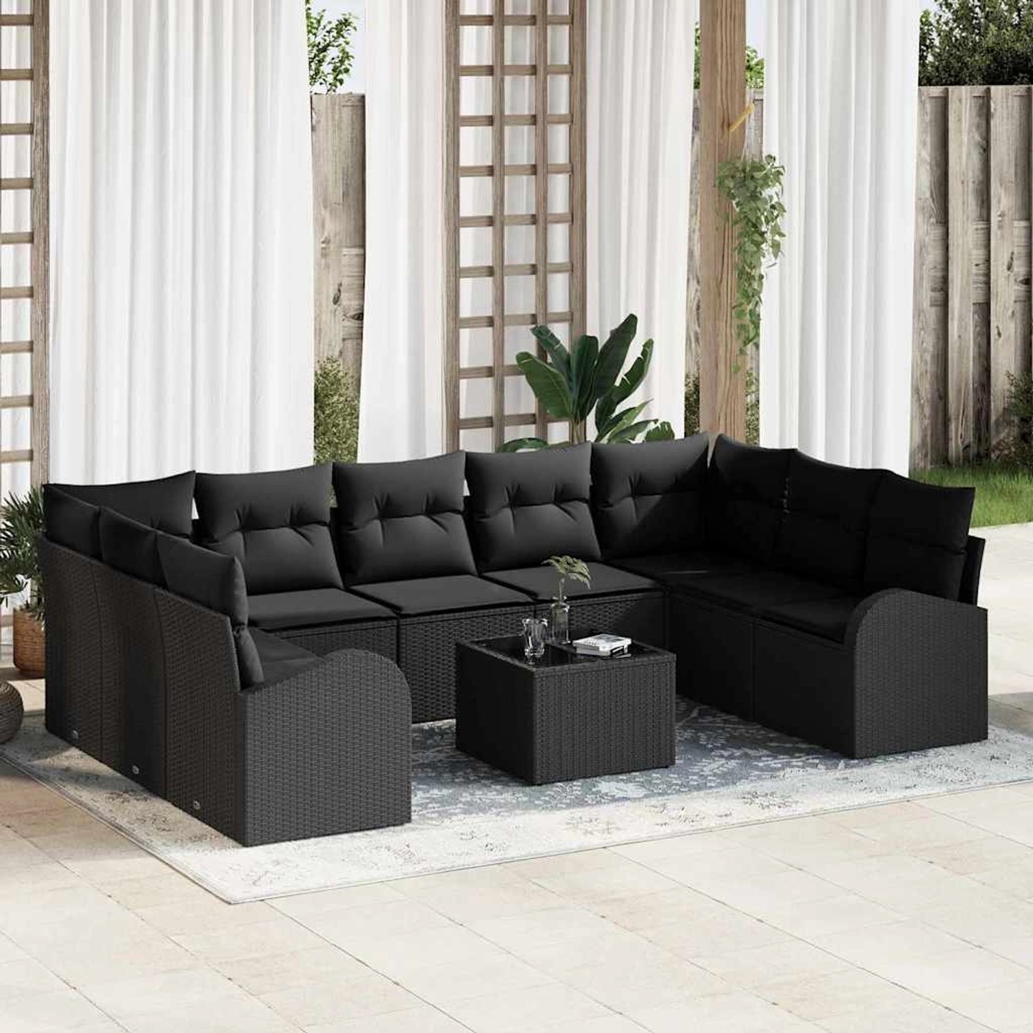 Schwarzes 10-teiliges vidaXL Garten-Sofa-Set aus Poly Rattan mit Tisch und Kissen.