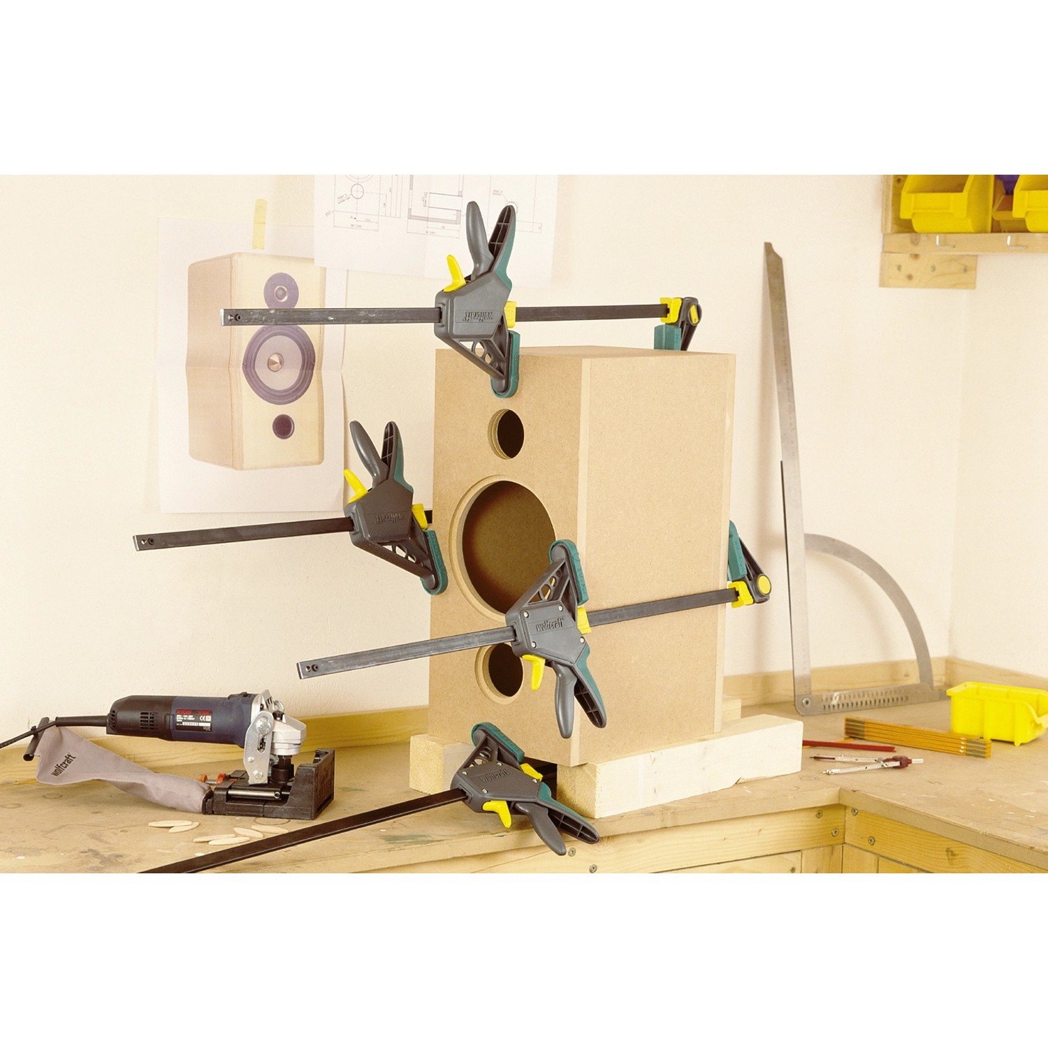 Wolfcraft Einhandzwingen EHZ Pro 100-700 im Einsatz an einem Holzgehäuse. Spannwerkzeuge für Heimwerker.