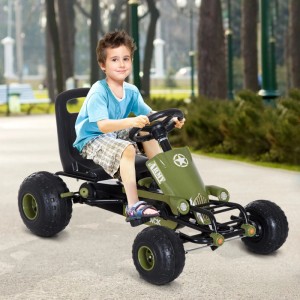 Junge fährt olivgrünes HOMCOM Go Kart Tretfahrzeug mit Handbremse im Park. Verstellbarer Sitz, Army-Design.