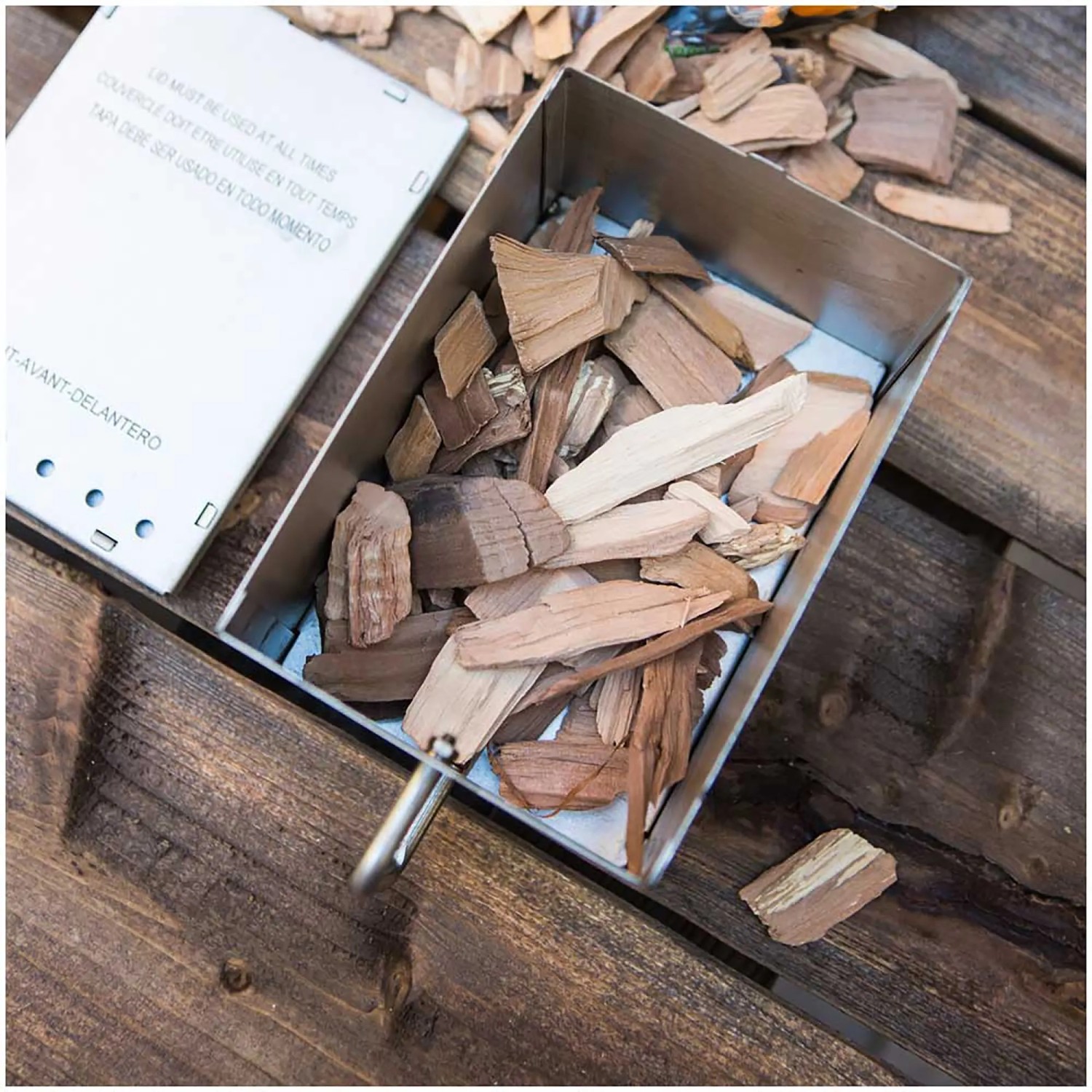 Char-Broil Räucherchips Mesquite im Behälter für intensives Raucharoma beim Grillen.