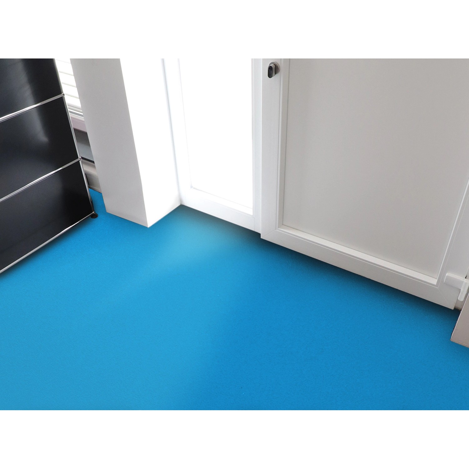 Hellblauer PVC-Bodenbelag Primaflor Expotop, unifarben, strapazierfähig und schalldämmend.