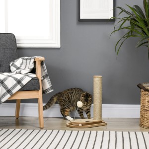 PawHut Kratzstamm mit Spielzeug und Katze im Wohnzimmer.