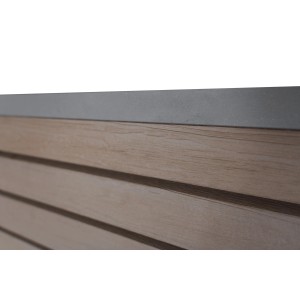 Detailansicht: GartenLand Rhombus WPC Zaun Kopenhagen, schokobraun mit Holzstruktur und anthrazitfarbenem Aluminiumprofil.