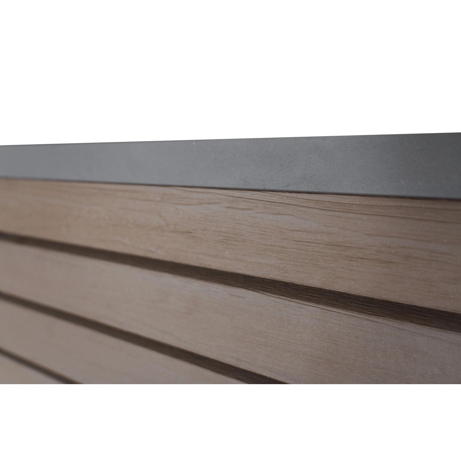 Detailansicht: GartenLand Rhombus WPC Zaun Kopenhagen, schokobraun mit Holzstruktur und anthrazitfarbenem Aluminiumprofil.