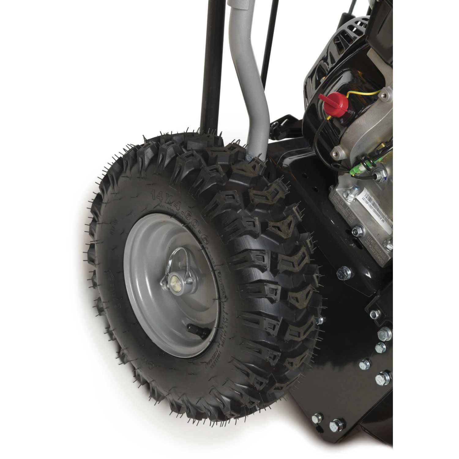Detailaufnahme: Rad der Stiga Kehrmaschine SWS 800 G, ideal für die Reinigung von Wegen.