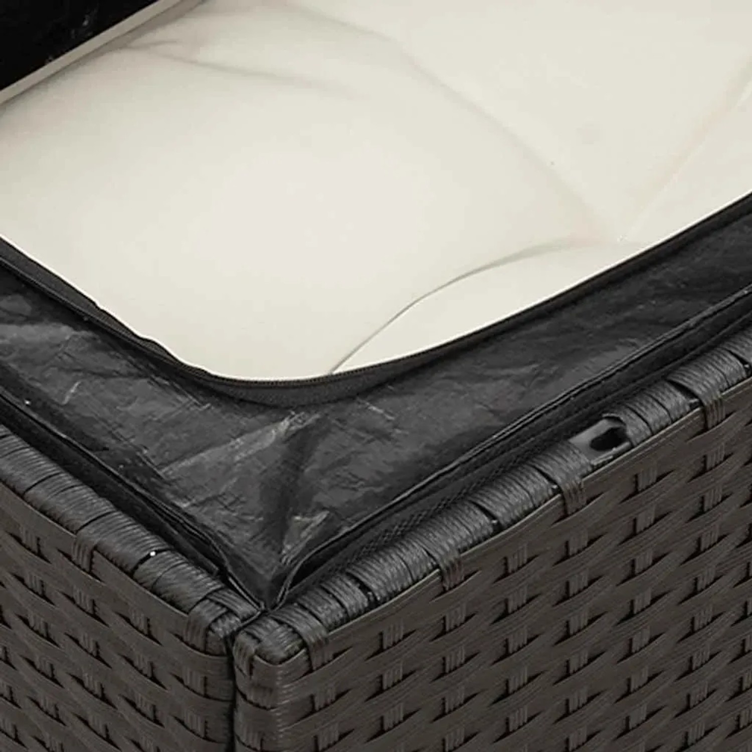 Detailaufnahme: Schwarze vidaXL Garten-Sofagarnitur mit wasserfestem Staufach unter dem Sitz.