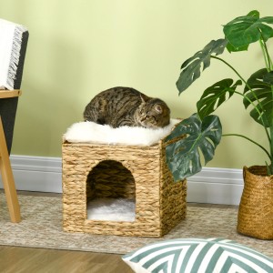 PawHut Rattan Katzenhaus mit Kissen, 2 Ebenen, Katze liegt entspannt oben.