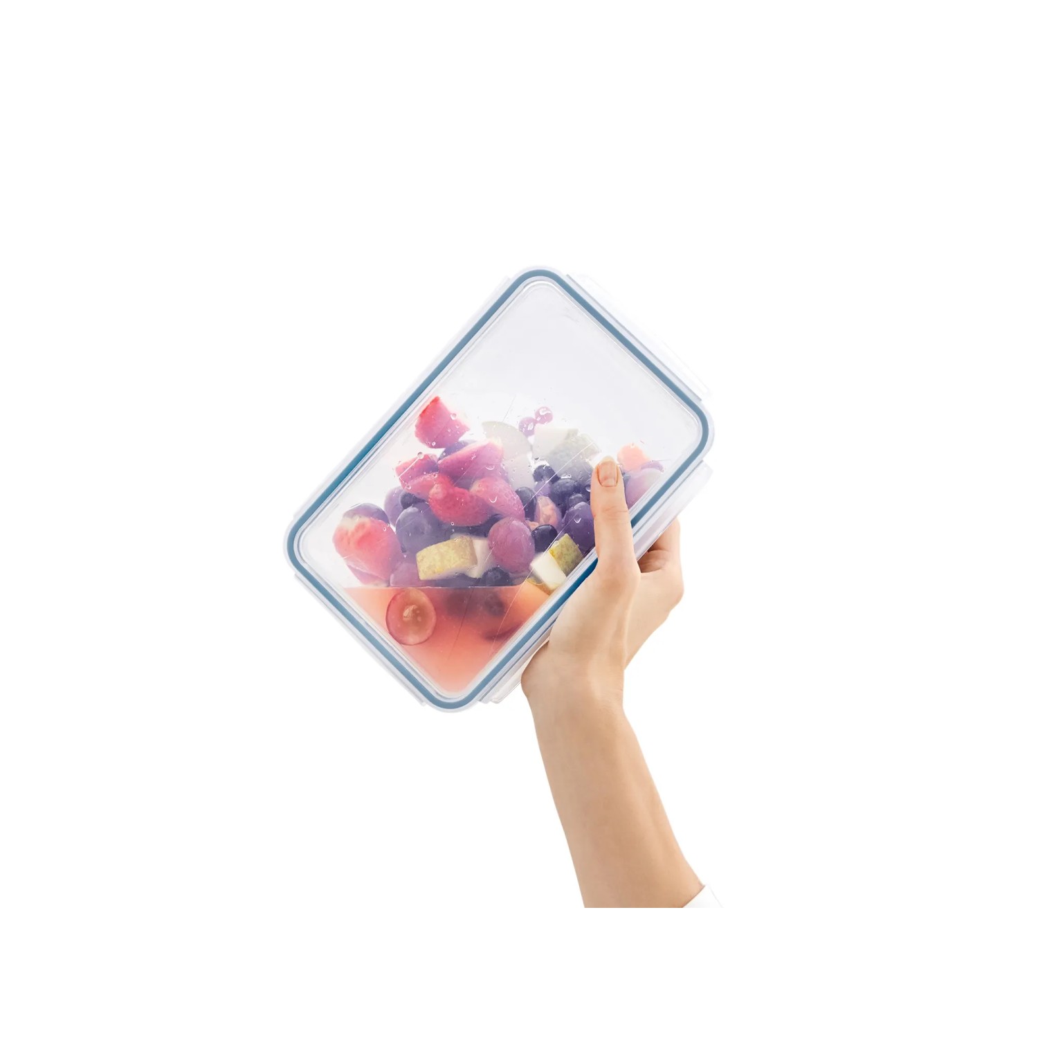 Rotho Kühlschrankdose Clic & Lock Glas, 1,3 l, mit Obstsalat in Hand gehalten.