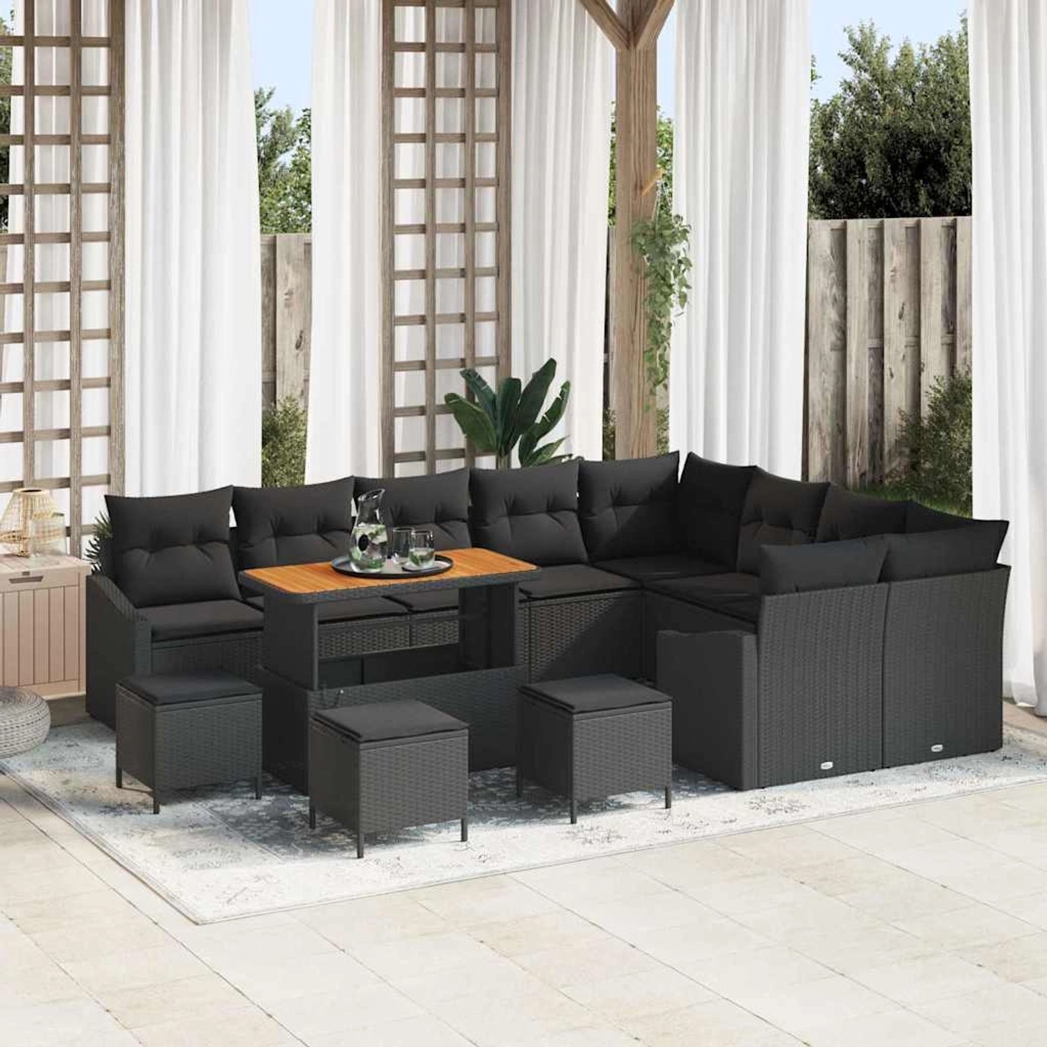 Schwarzes 13-tlg. vidaXL Garten-Sofa-Set aus Poly Rattan mit Tisch und Kissen.