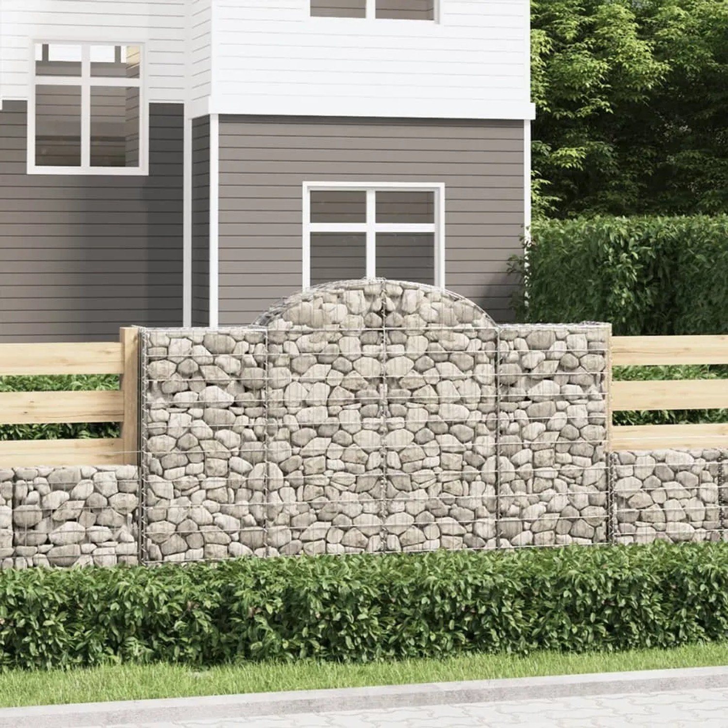 Gabionen Hochbeet Set mit Hochbogen, gefüllt mit Steinen, als dekorative Gartenmauer.