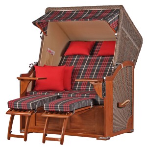 Komplettset: Strandkorb Schaalsee Mahagoni mit grauem PE-Geflecht, karierten Bezügen und roten Kissen.