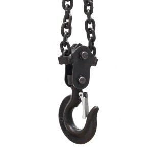 Nahaufnahme eines schwarzen Kettenzug-Lasthakens aus lackiertem Stahl mit Sicherheitsverschluss und Kette für Flaschenzüge bis 2T.