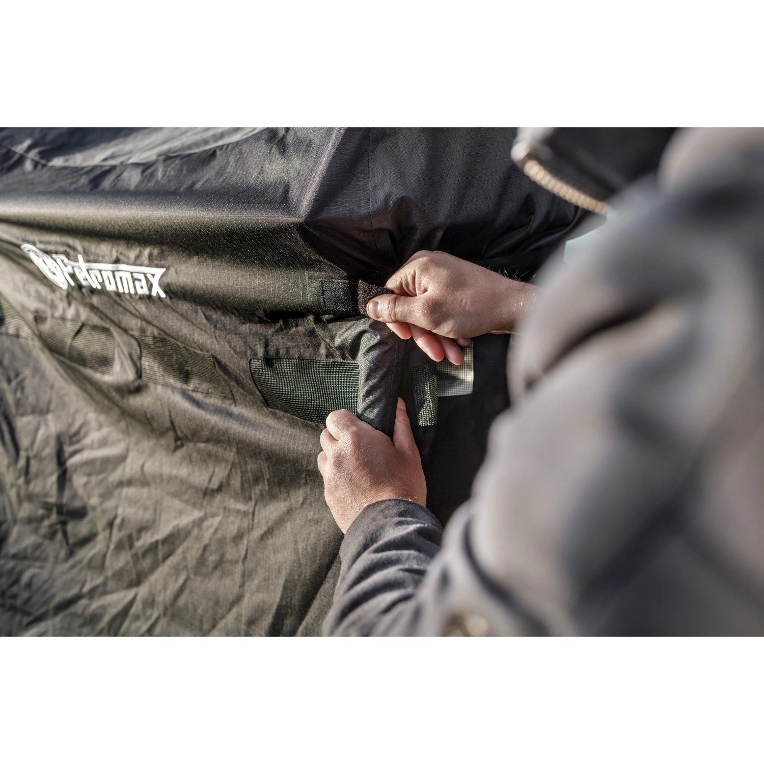 Petromax Abdeckhaube für Grilltisch ge45/fe45 wird mit Klettverschluss befestigt.