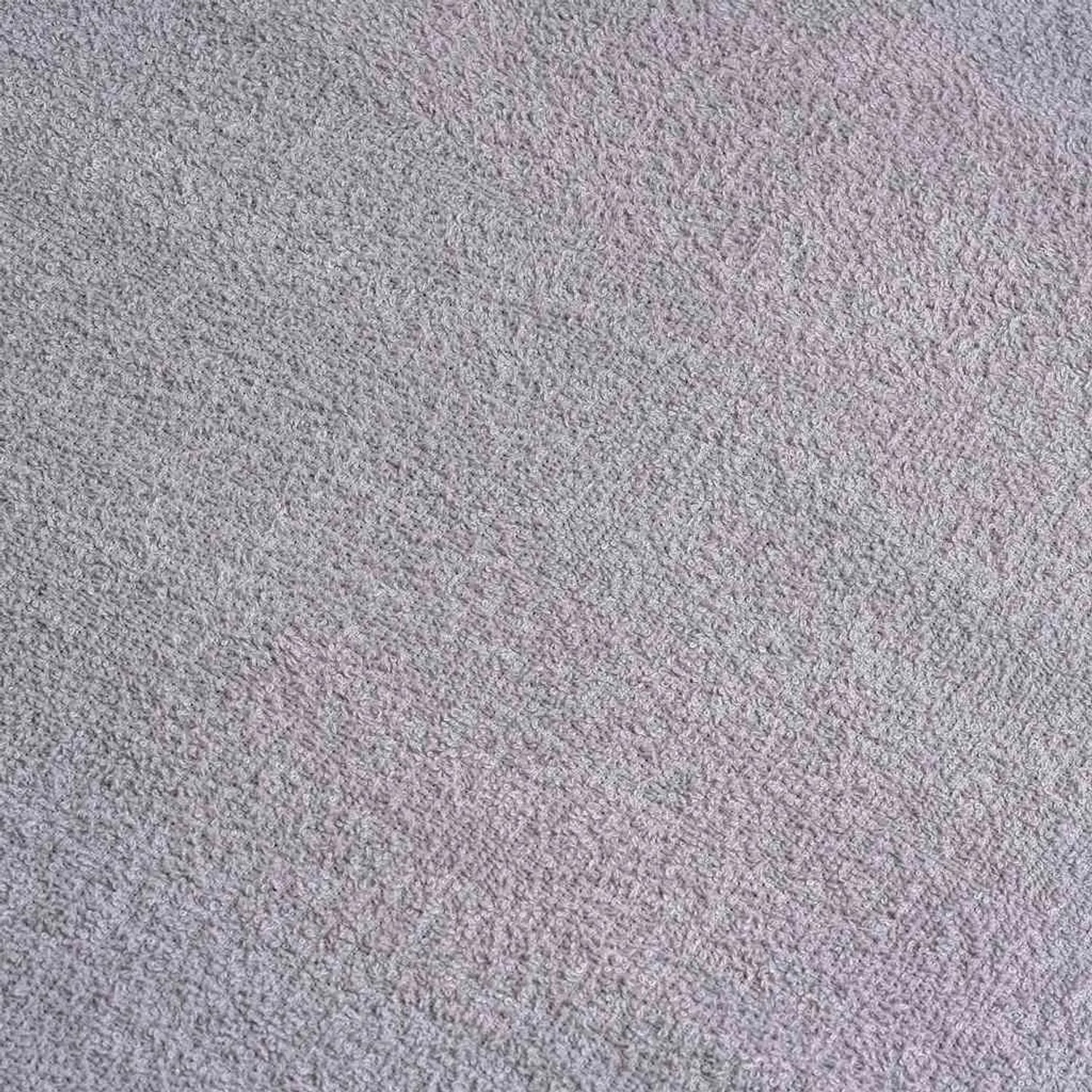 Graues, weiches Baumwoll-Handtuch (100x200 cm) mit Frottier-Struktur. Saugfähiges Badetuch.