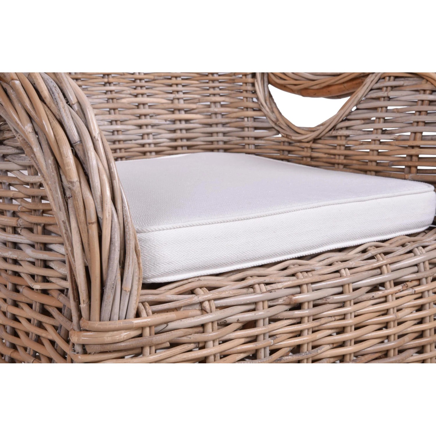 Braungrauer Rattan Sessel mit heller Sitzauflage, geflochtene Struktur, für gemütliche Stunden.
