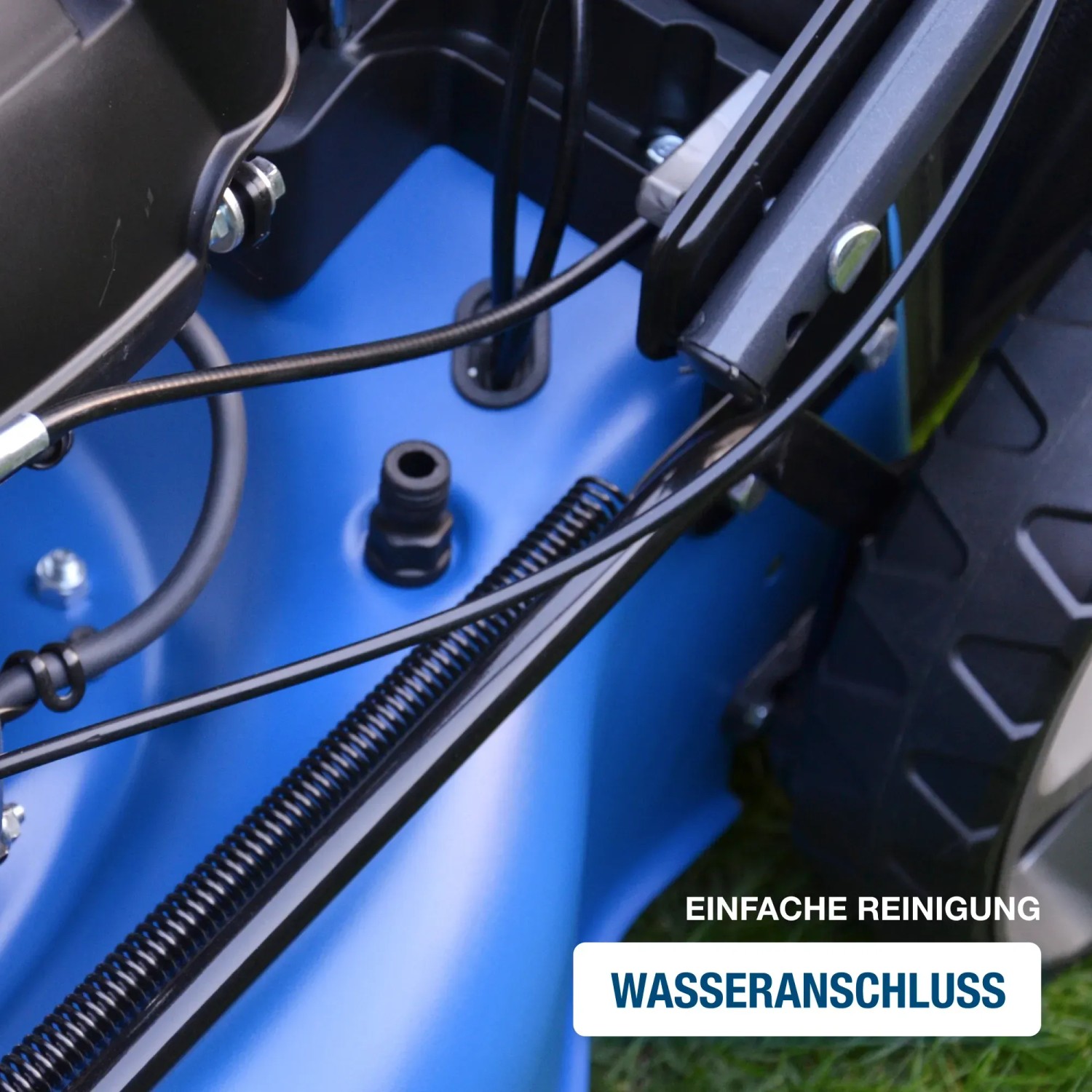 Detailaufnahme: Wasseranschluss am blauen Hyundai Benzin-Rasenmäher zur einfachen Reinigung.