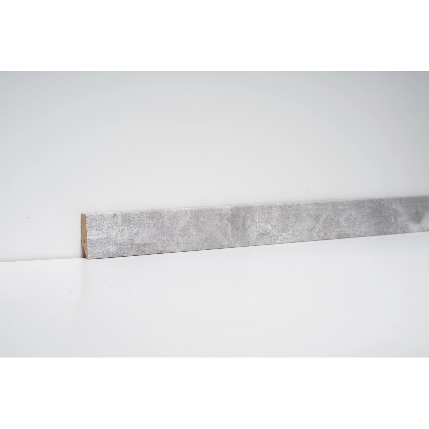 Sockelleiste Opal Wood, 58x19x2400 mm, MDF, mit integriertem Kabelkanal.