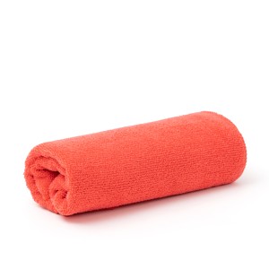 Gerolltes, rotes Hörmann Reinigungstuch zur effektiven Entfernung von Verschmutzungen.