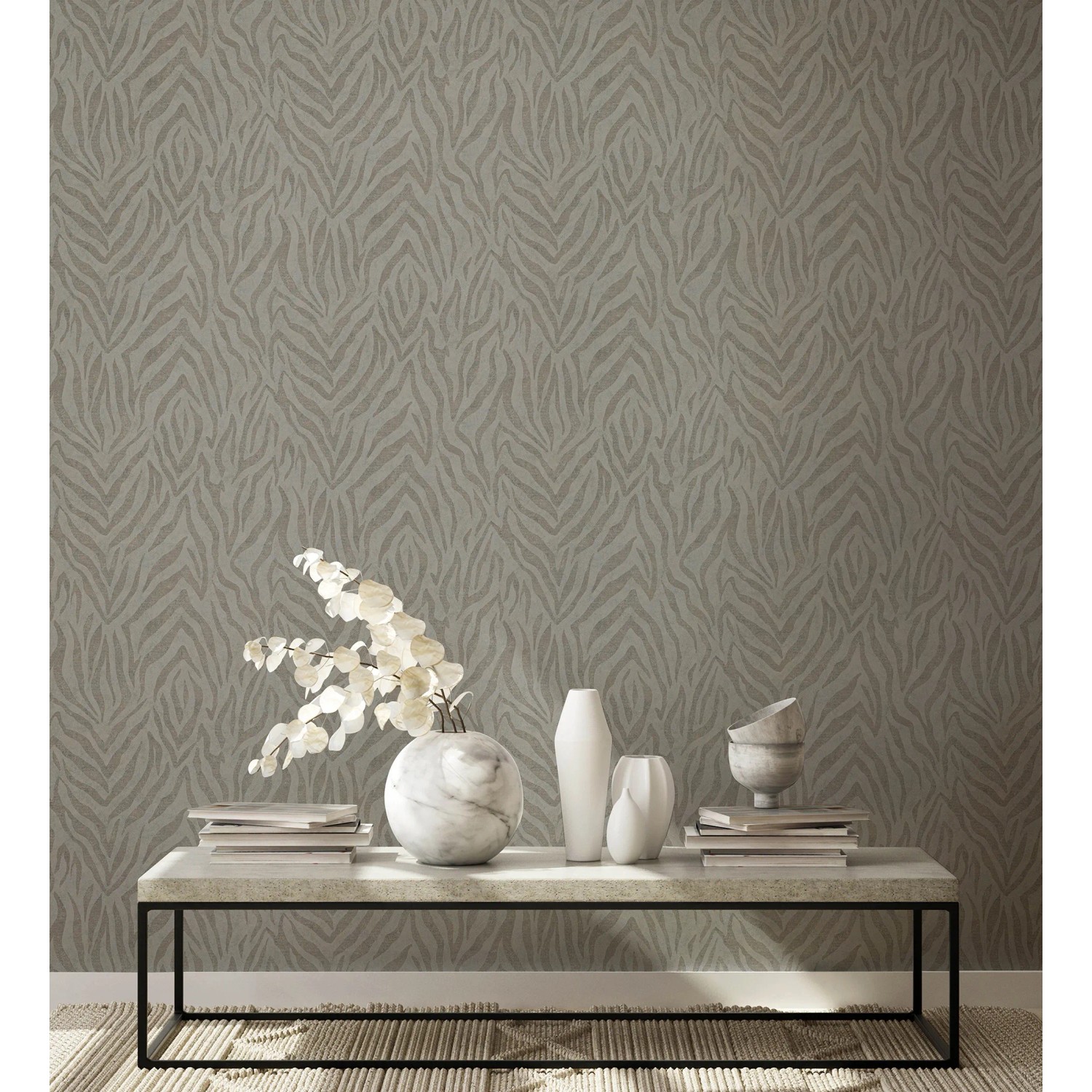 Beige Vliestapete mit Zebra-Look Streifen von Marburg, bekannt aus GZSZ. Dekorative Tapete für ein modernes Zuhause.