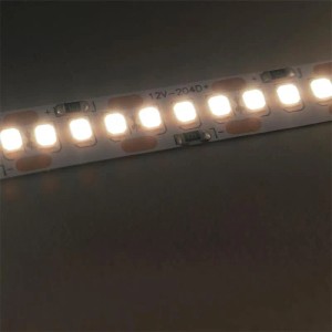 Nahaufnahme eines leuchtenden McShine LED-Stripe 5m in Kaltweiß, IP20, ideal für Innenbereiche.