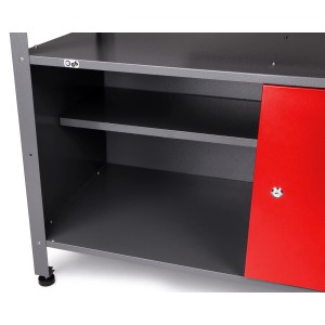Detailansicht der Ondis24 Werkbank Klaus mit roter Tür und Regalfächern. Werkstatteinrichtung.