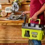 Ryobi Akku-Nass-Trockensauger RV1811-0, 18V, 115 AW, im Kofferdesign, wird von einer Person getragen.
