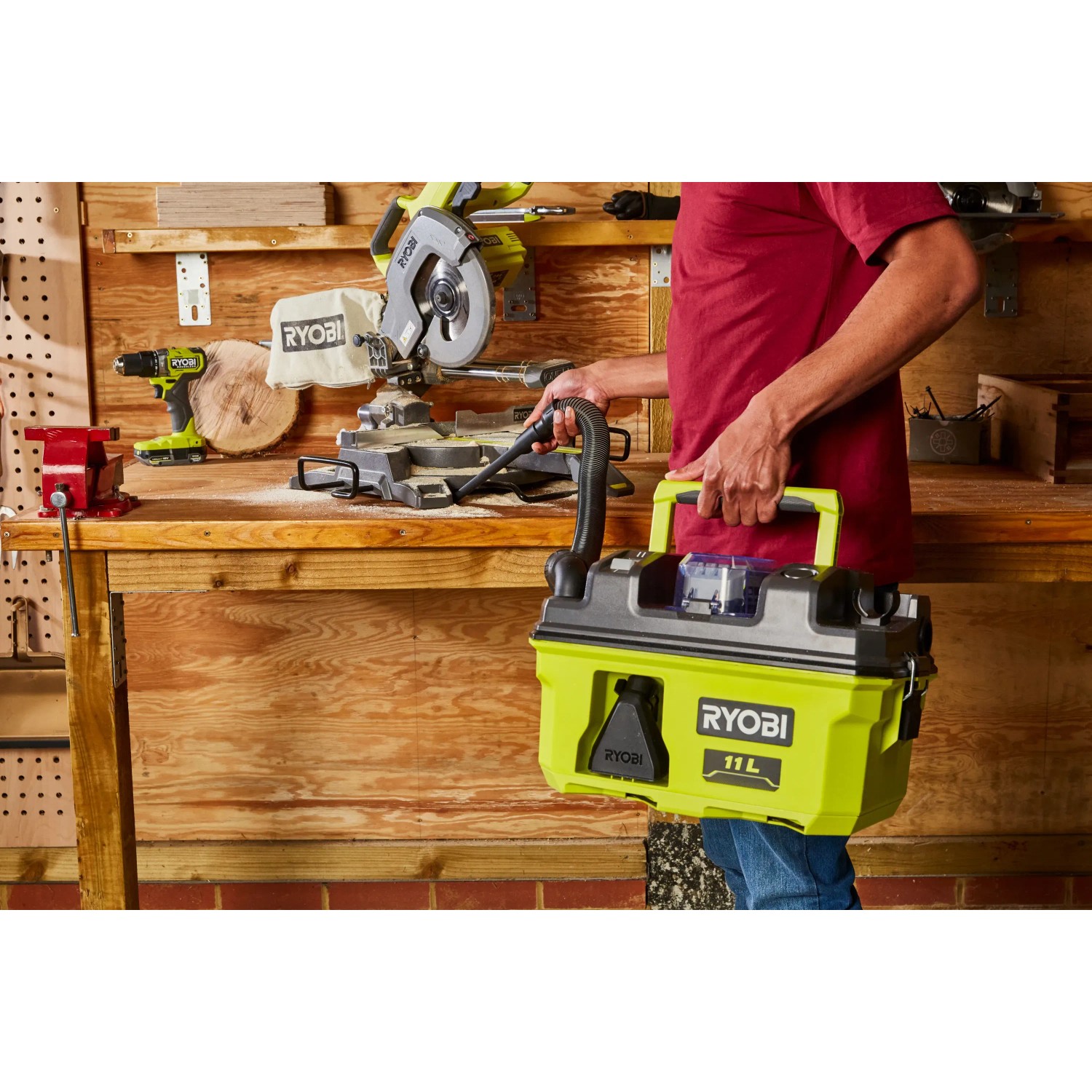 Ryobi Akku-Nass-Trockensauger RV1811-0, 18V, 115 AW, im Kofferdesign, wird von einer Person getragen.