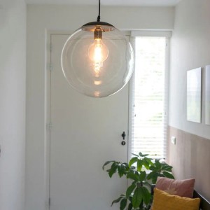 Moderne transparente Hängelampe Pallon, 35 cm Durchmesser. Elegante Glasleuchte für Wohnraum.