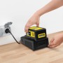 Kärcher Starter Kit Battery Power 18/25: Akku wird auf Ladegerät gesteckt.